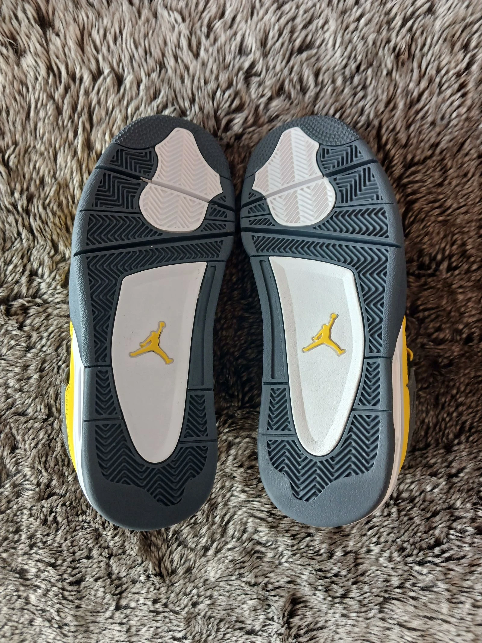 Nike Air Jordan 4 jaunes – photo 4
